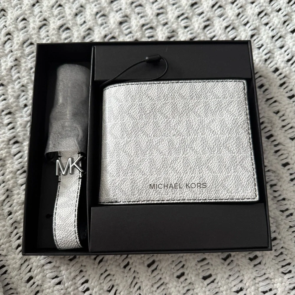 Michael Kors White & Silver Key & Card Holder